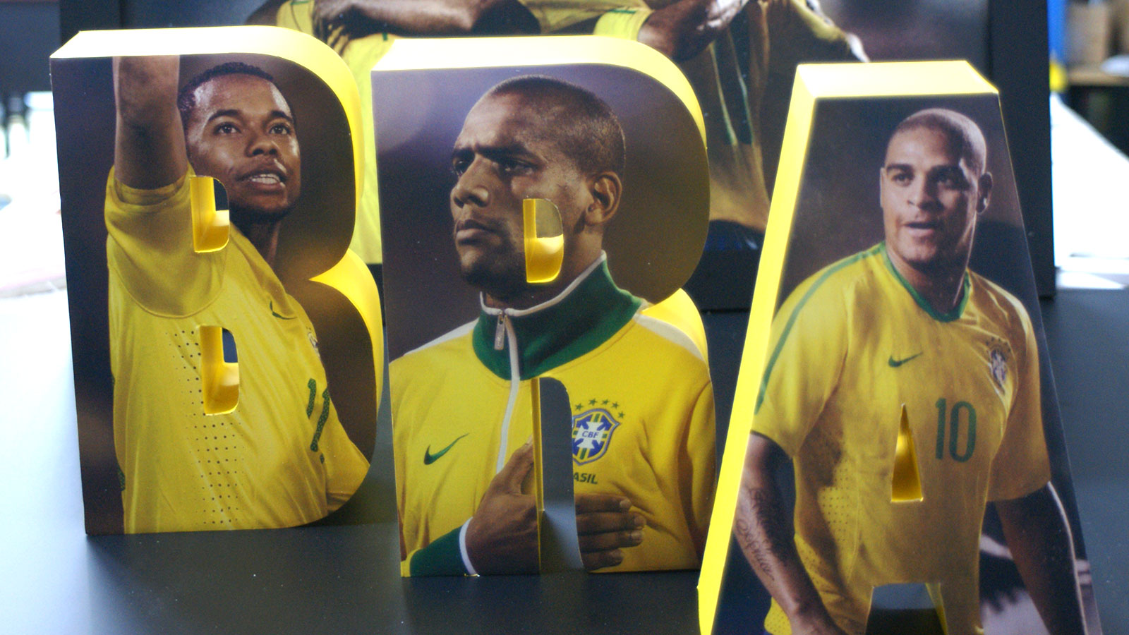 Litere volumetrice având pe feţe imagini ale jucătorilor de fotbal brazilieni