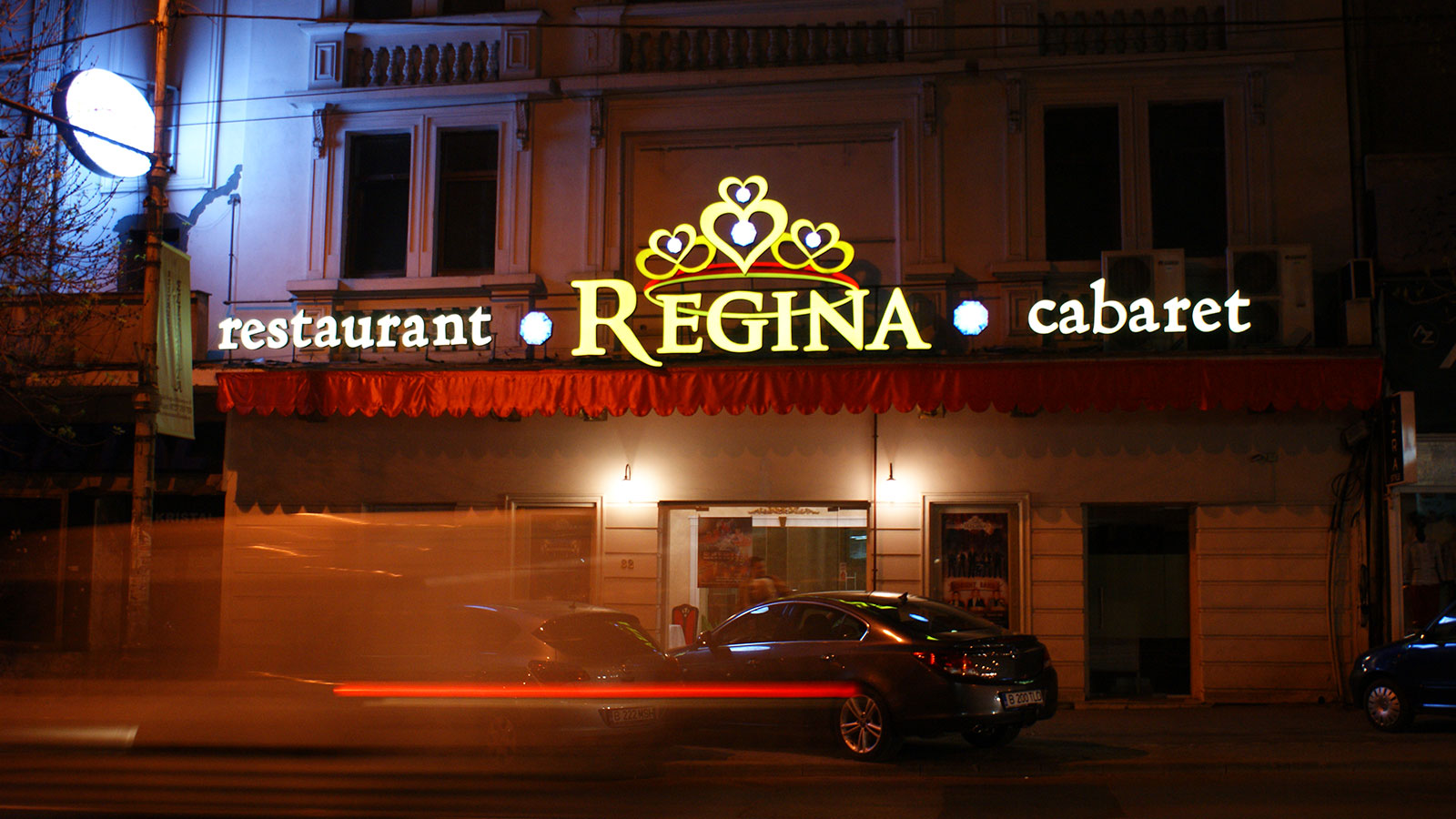 Litere volumetrice luminoase Restaurant & Cabaret Regina, albe şi aurii